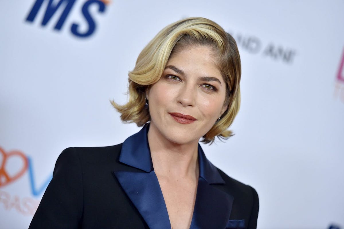 Selma Blair shaved her head with the help of her 7-year-old son – and the photo quickly made waves on Instagram.