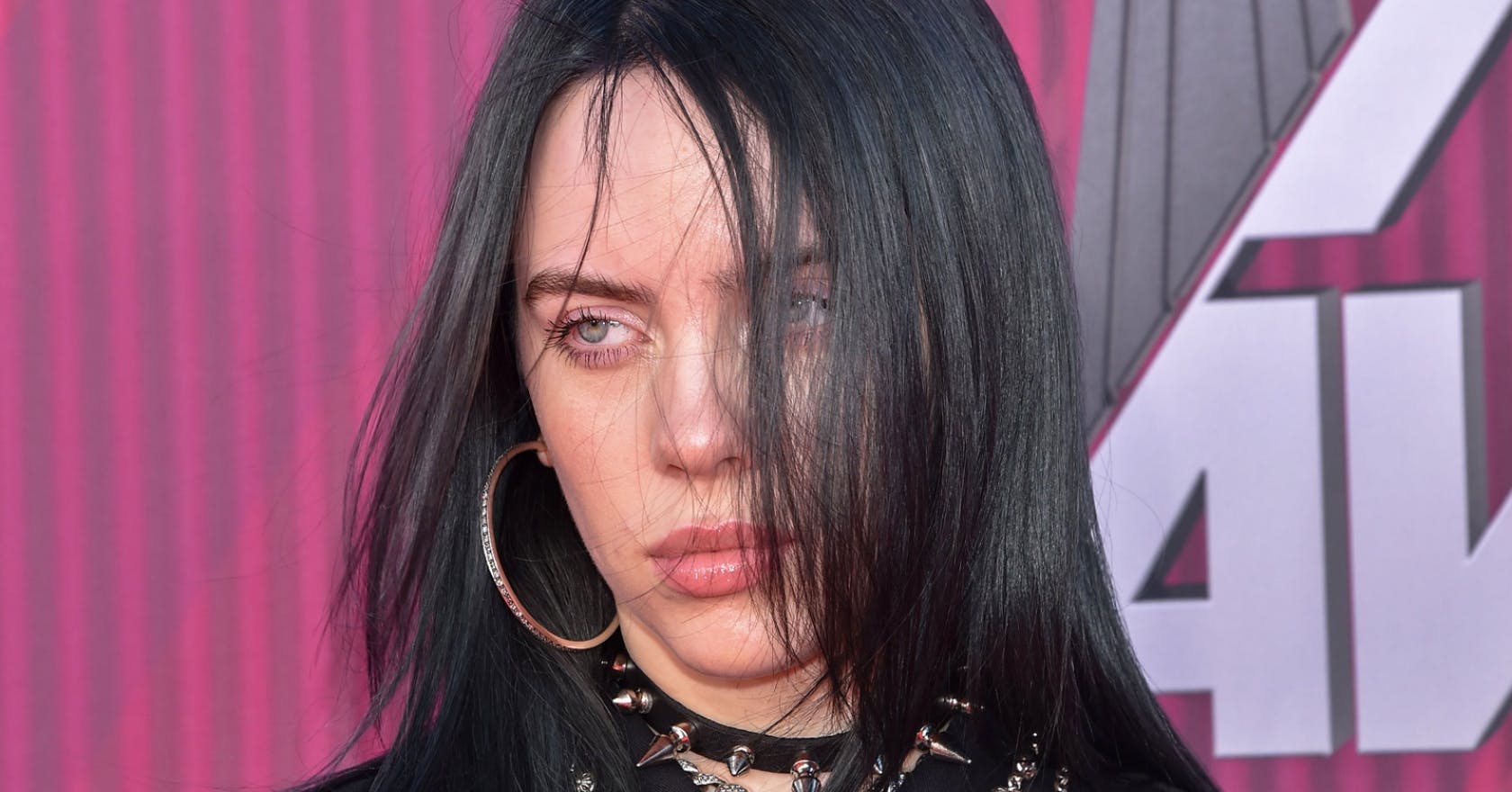 Billie Eilish Dyed Her Roots Bright Neon Green And We Love It