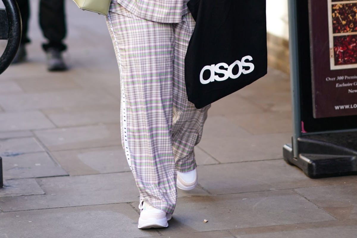 Street style carrying Asos bag