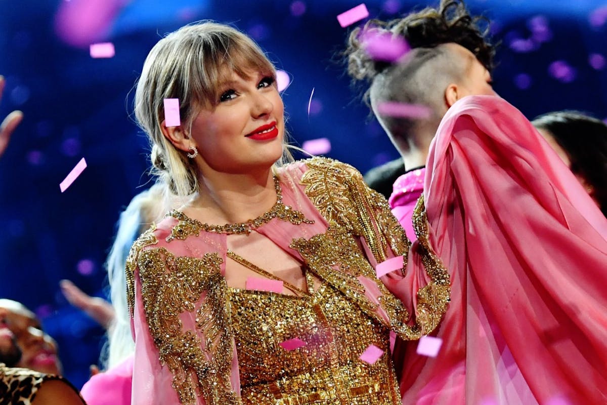 Listen To Taylor Swifts New Christmas Song