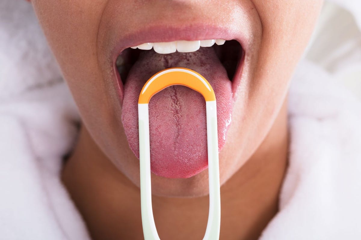 tongue-scraping-benefits-bad-breath