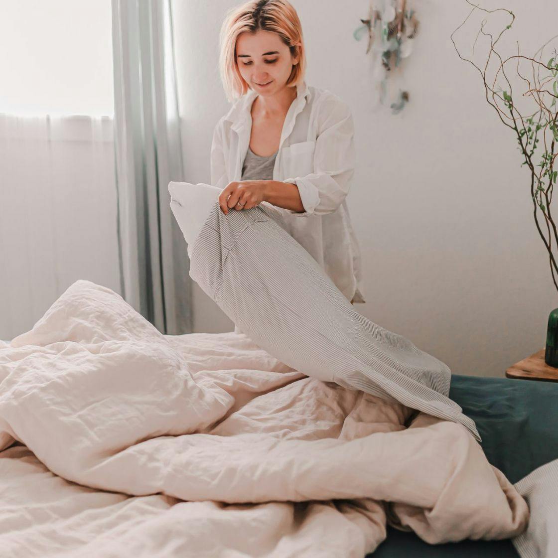 How To Change Your Duvet 3 Quick And, Easy Duvet Cover Change