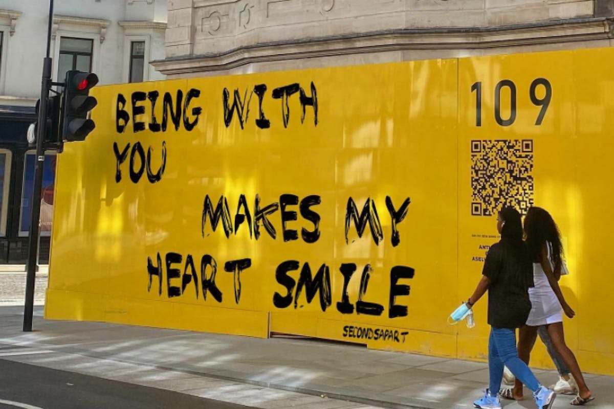 Seconds Apart is the uplifting Instagram initiative spreading beautiful messages across London