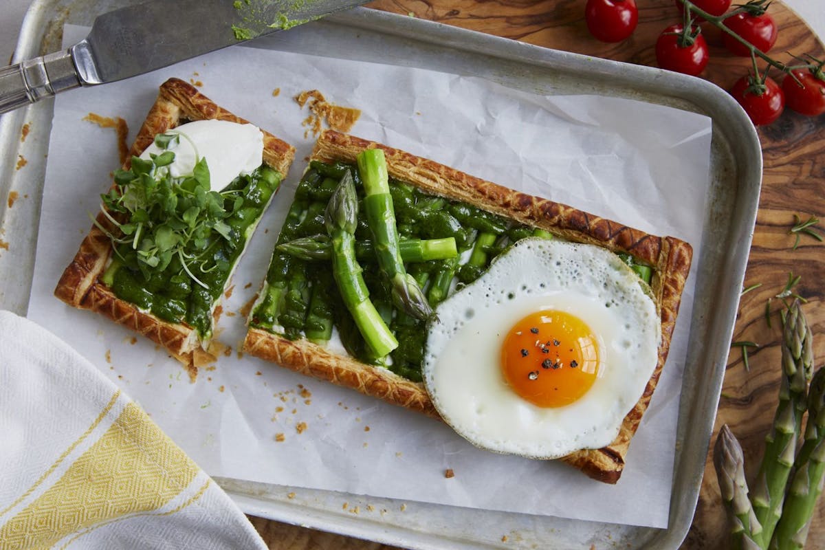 Asparagus tart with goats cheese for easter lunch
