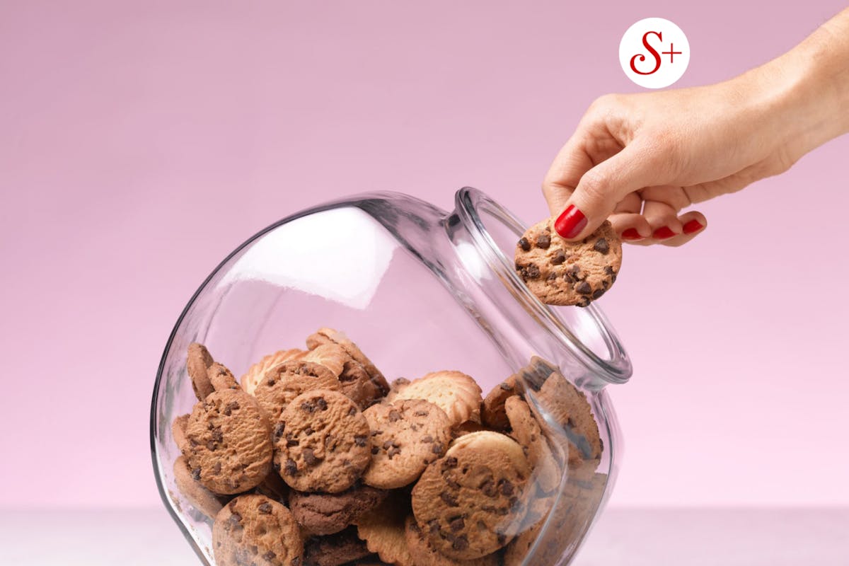 female hand picking up a cookie from a cookie jar like in the new dating trend